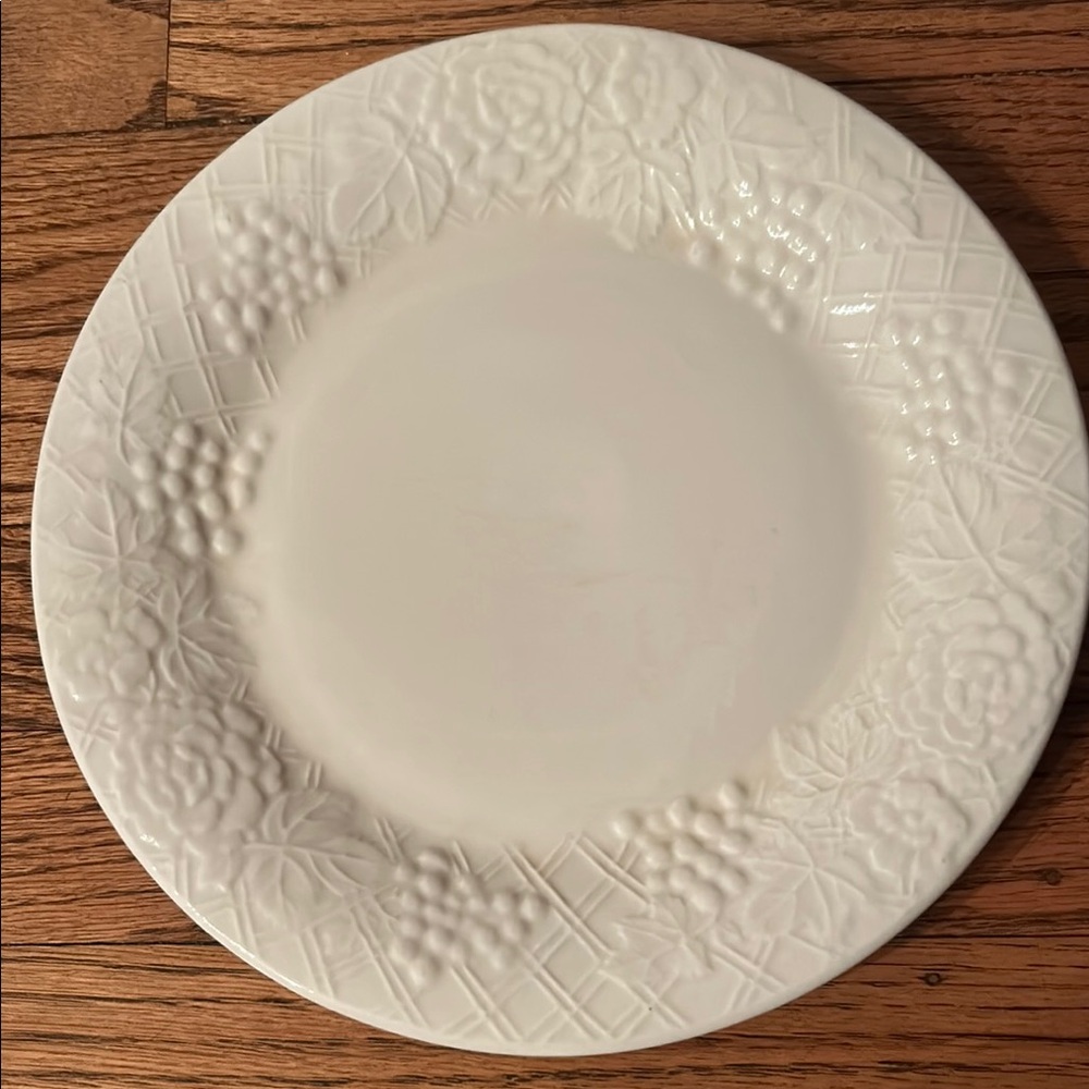 Four 1996 Gibson FOUR SEASONS Pattern 
Dinner Plates
Excellent Condition